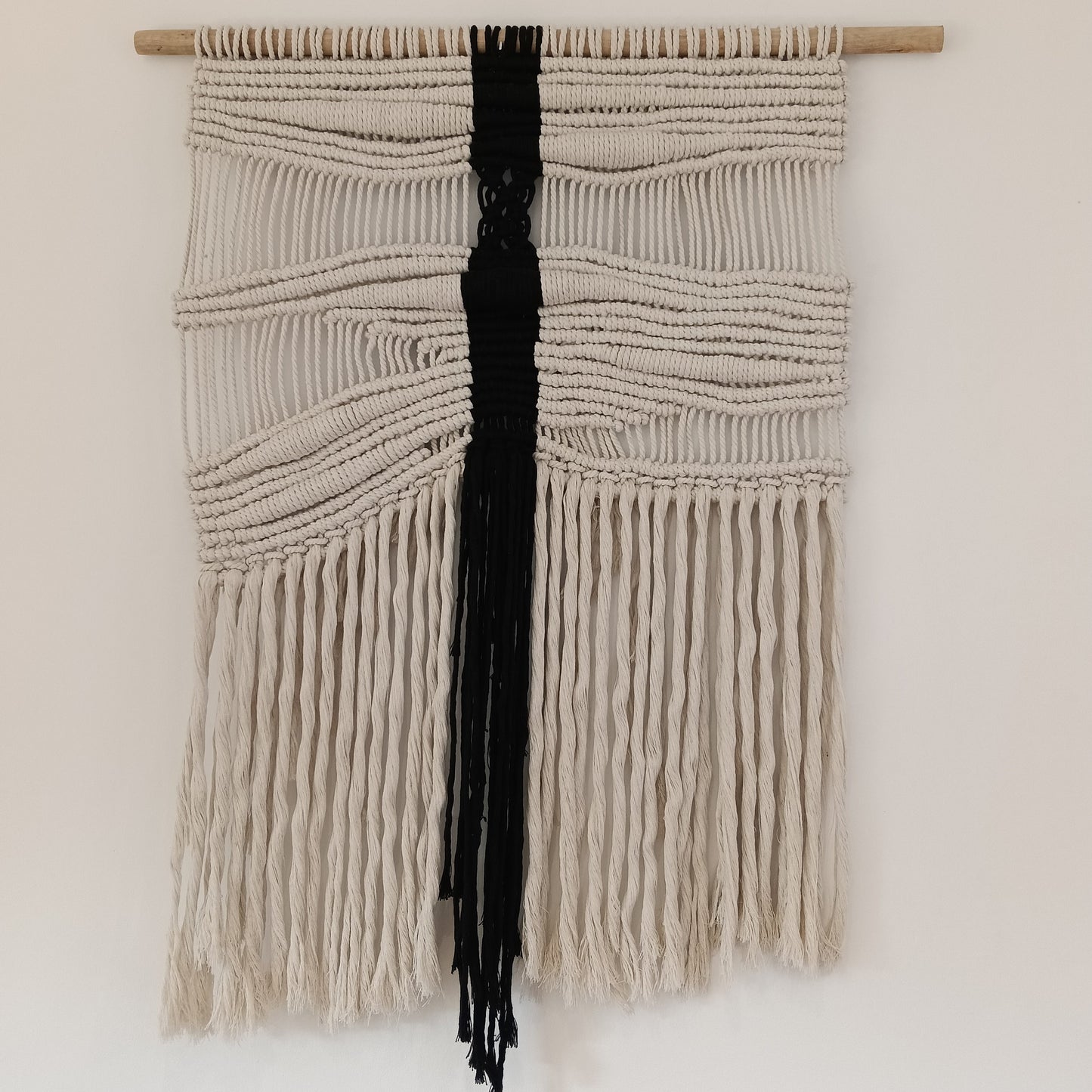 Tapiz 124 - Fractura Serena -Tapiz de macramé beige y negro | Decoración de pared boho moderna | Hecho a mano en algodón natural