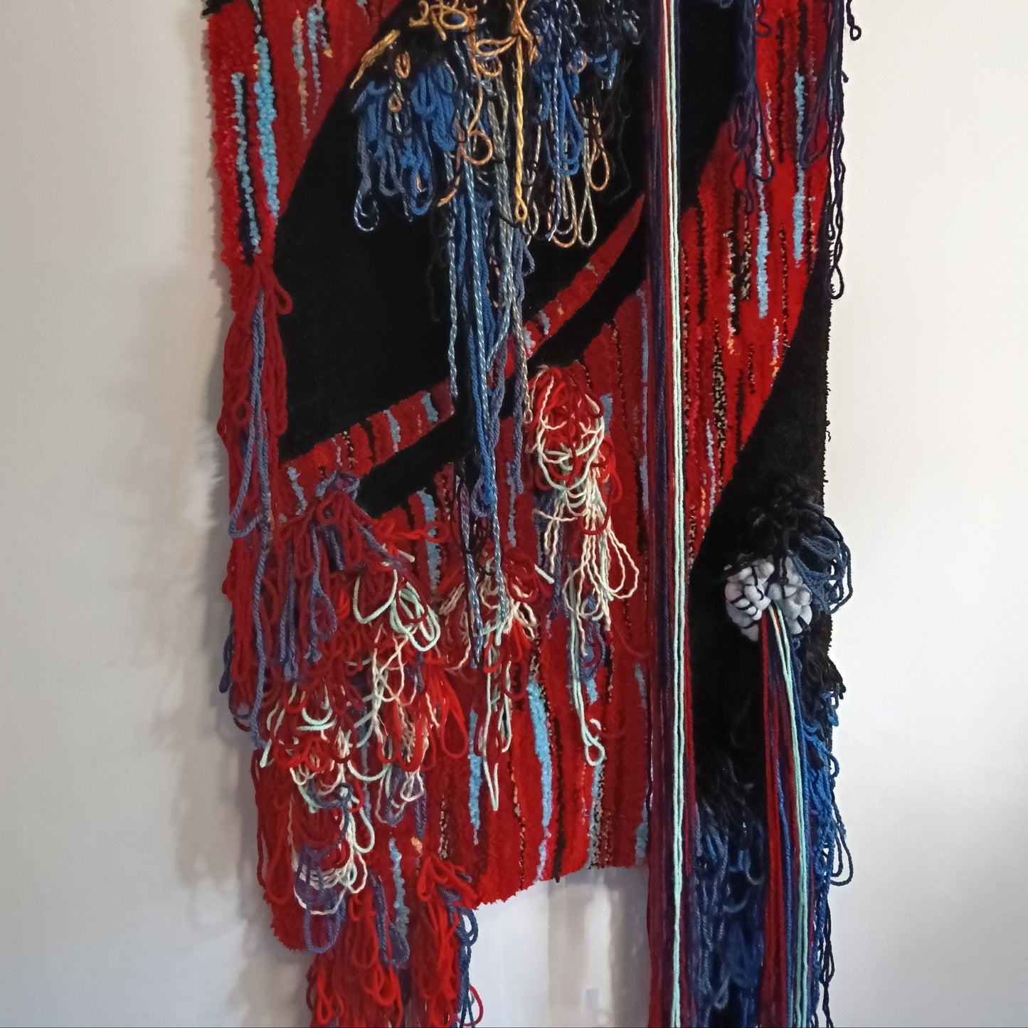 Tapiz 127 Eclipse Carmesí – Arte Textil Contemporáneo en Relieve - Abstracto