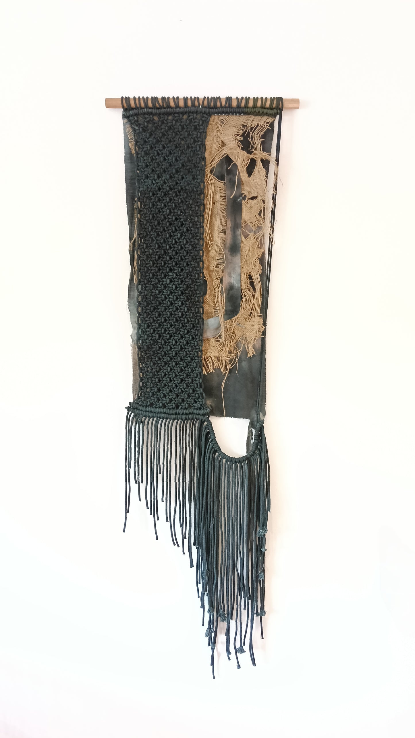 Tapiz 119 ~ La Cicatriz de la Memoria. Tapiz de macramé negro y crudo | Decoración de pared boho | Arte textil hecho a mano