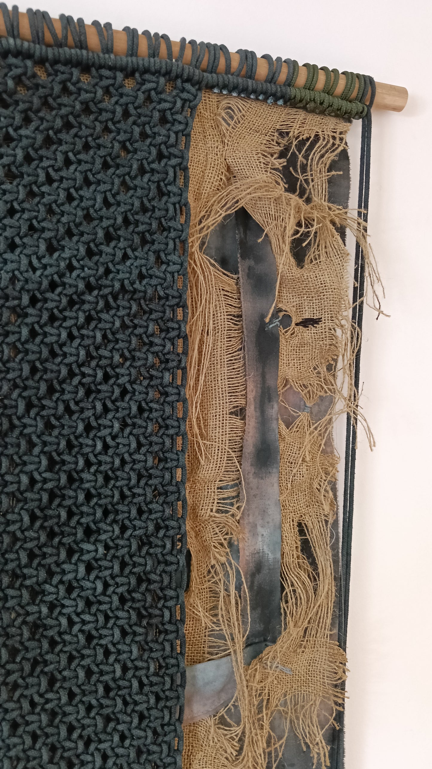 Tapiz 119 ~ La Cicatriz de la Memoria. Tapiz de macramé negro y crudo | Decoración de pared boho | Arte textil hecho a mano