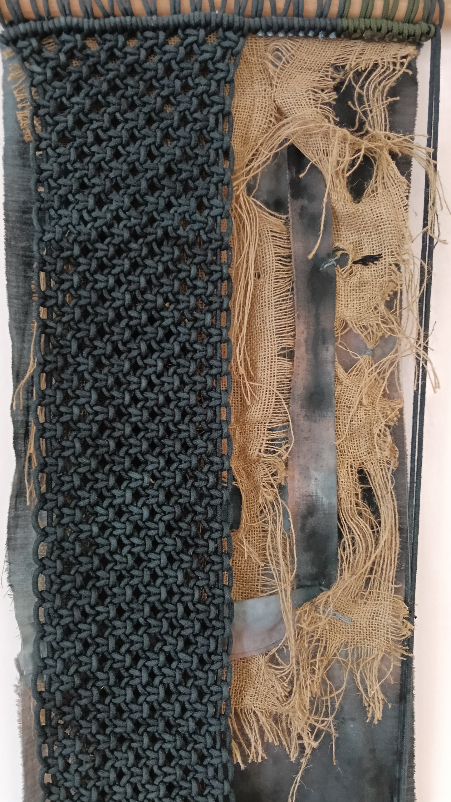 Tapiz 119 ~ La Cicatriz de la Memoria. Tapiz de macramé negro y crudo | Decoración de pared boho | Arte textil hecho a mano