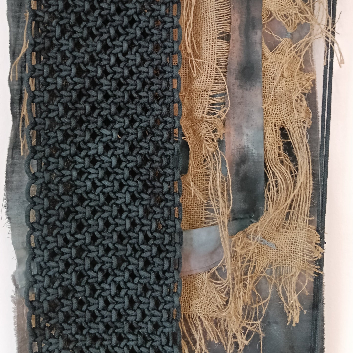 Tapiz 119 ~ La Cicatriz de la Memoria. Tapiz de macramé negro y crudo | Decoración de pared boho | Arte textil hecho a mano