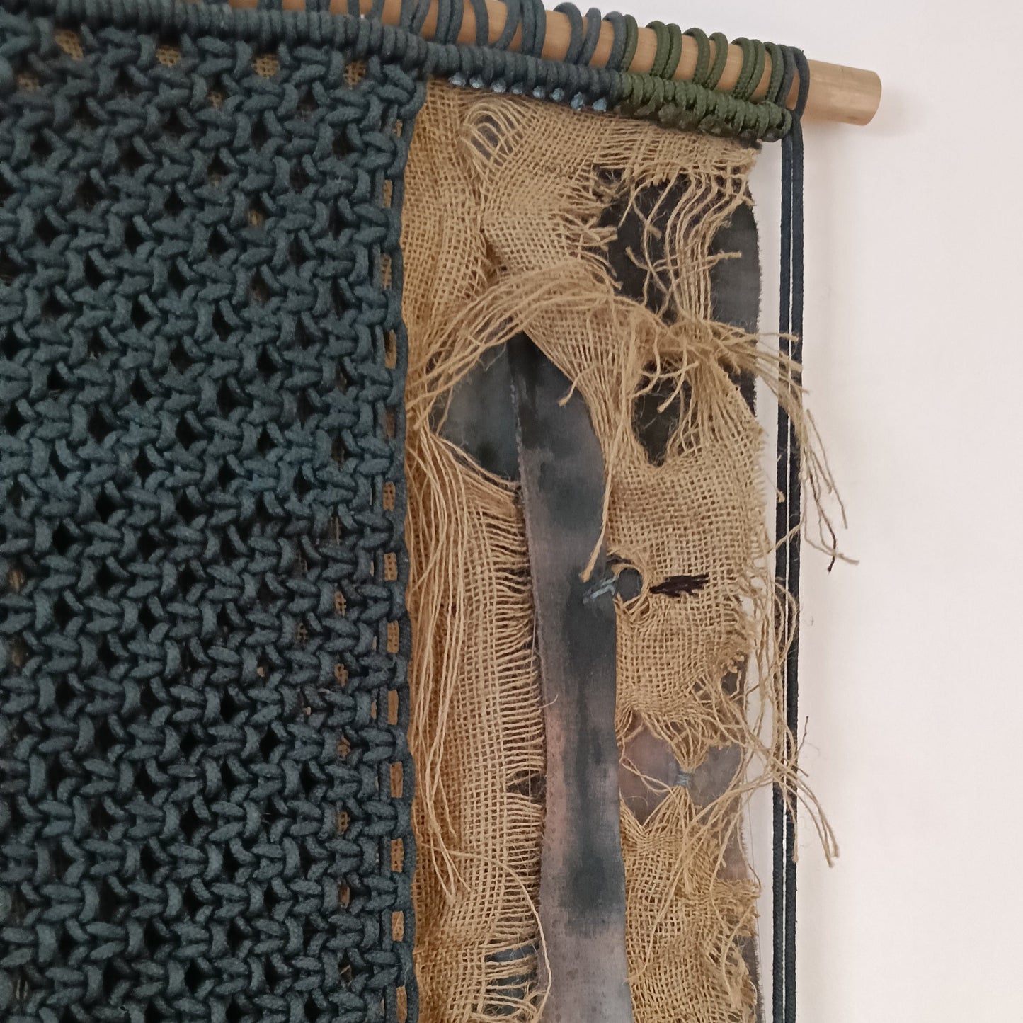 Tapiz 119 ~ La Cicatriz de la Memoria. Tapiz de macramé negro y crudo | Decoración de pared boho | Arte textil hecho a mano