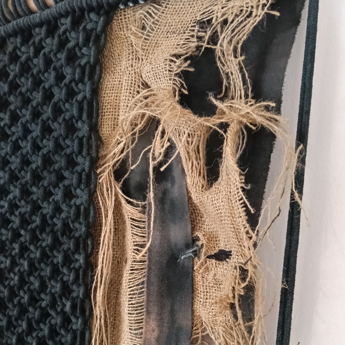 Tapiz 119 ~ La Cicatriz de la Memoria. Tapiz de macramé negro y crudo | Decoración de pared boho | Arte textil hecho a mano