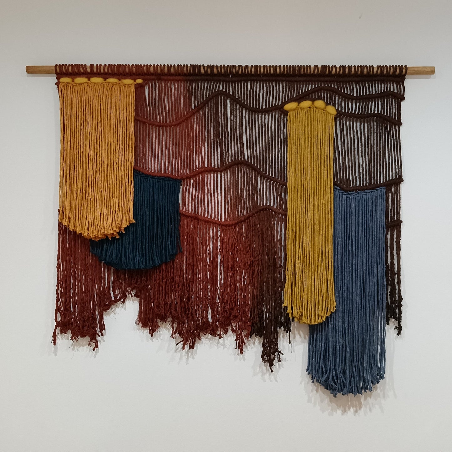 Tapiz 122  - Peso Rojo - Tapiz artesanal de macramé contemporáneo – tonos tierra, mostaza y azul profundo