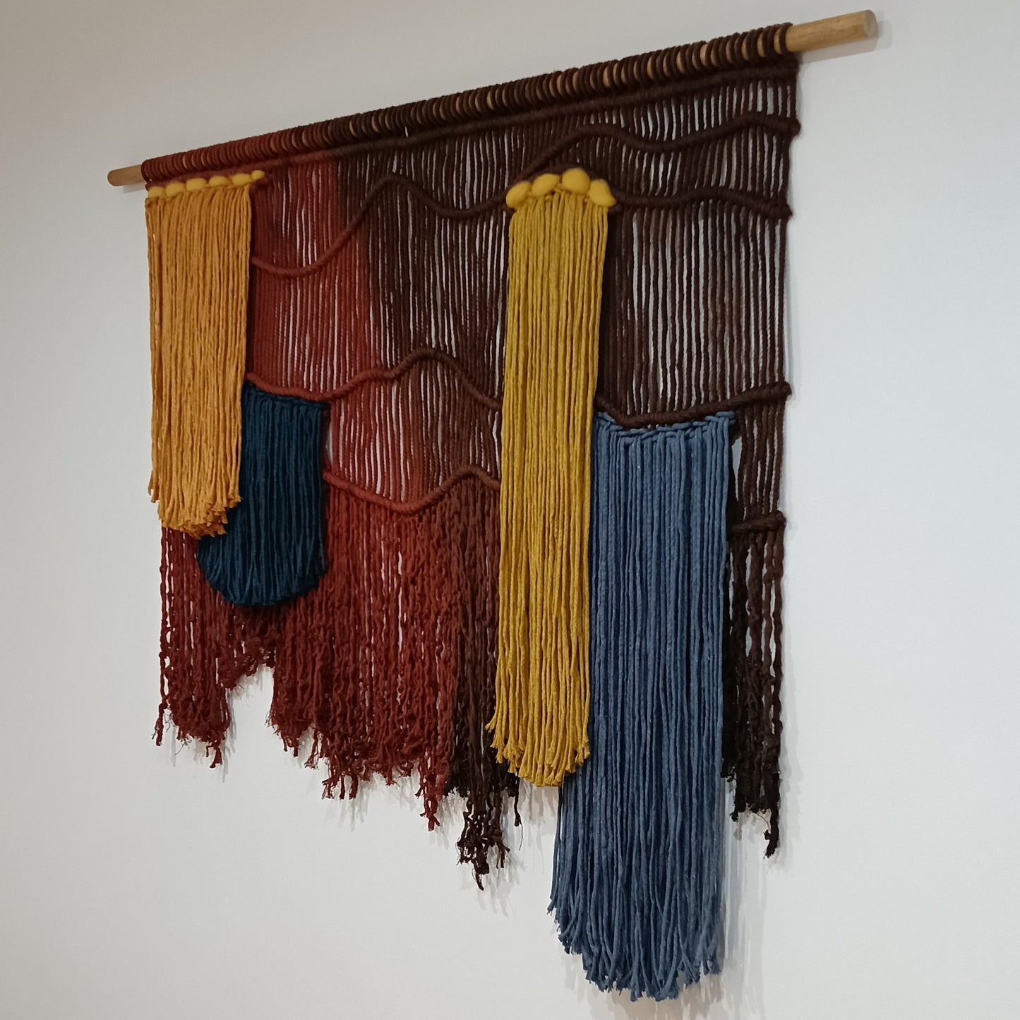 Tapiz 122  - Peso Rojo - Tapiz artesanal de macramé contemporáneo – tonos tierra, mostaza y azul profundo