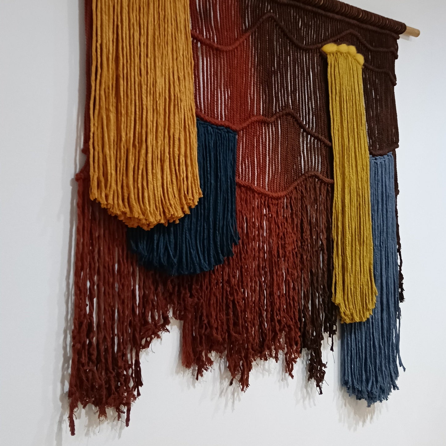 Tapiz 122  - Peso Rojo - Tapiz artesanal de macramé contemporáneo – tonos tierra, mostaza y azul profundo