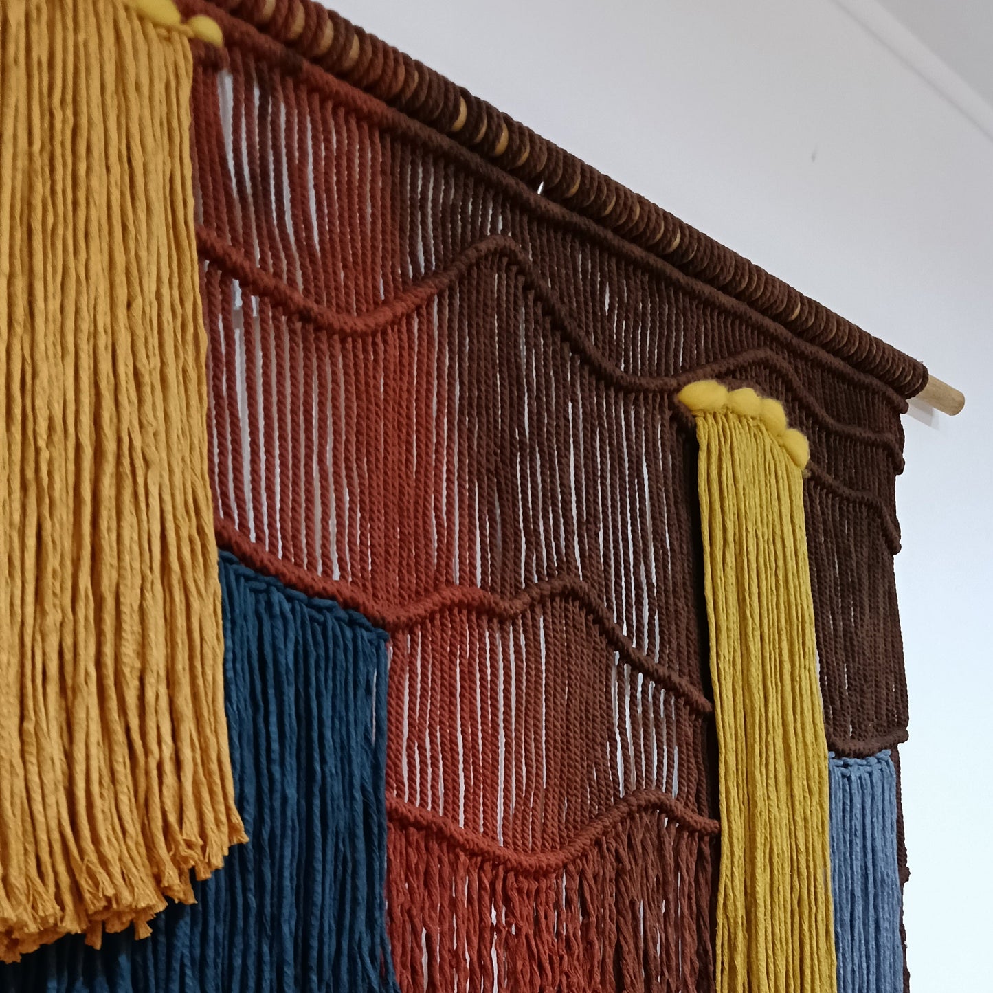 Tapiz 122  - Peso Rojo - Tapiz artesanal de macramé contemporáneo – tonos tierra, mostaza y azul profundo
