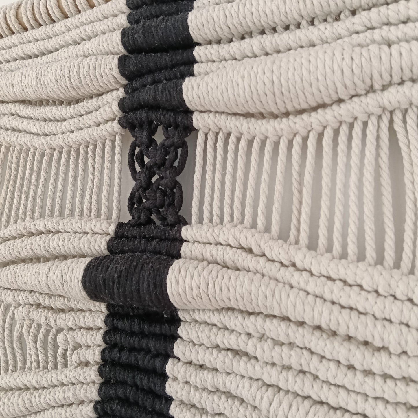 Tapiz 124 - Fractura Serena -Tapiz de macramé beige y negro | Decoración de pared boho moderna | Hecho a mano en algodón natural