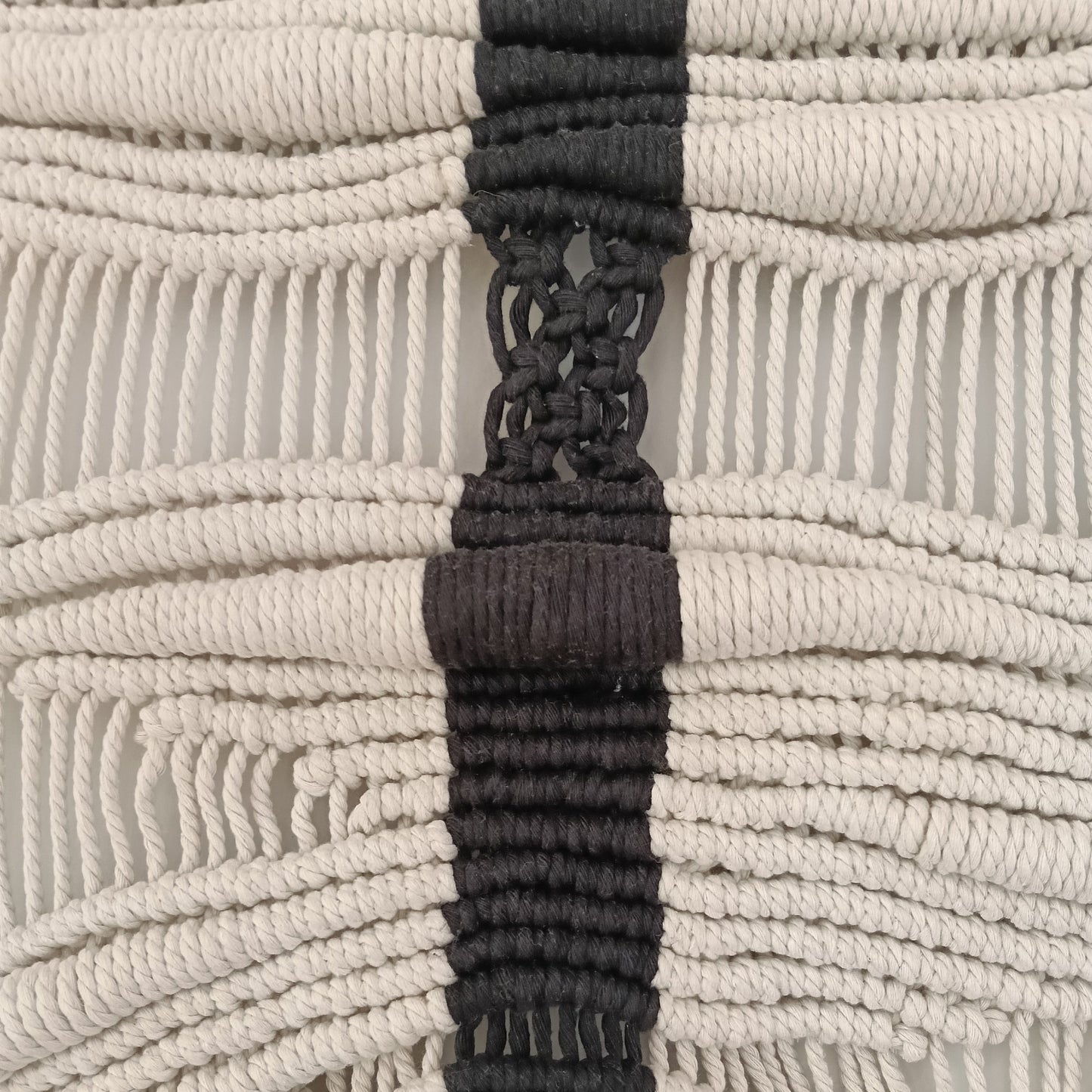 Tapiz 124 - Fractura Serena -Tapiz de macramé beige y negro | Decoración de pared boho moderna | Hecho a mano en algodón natural