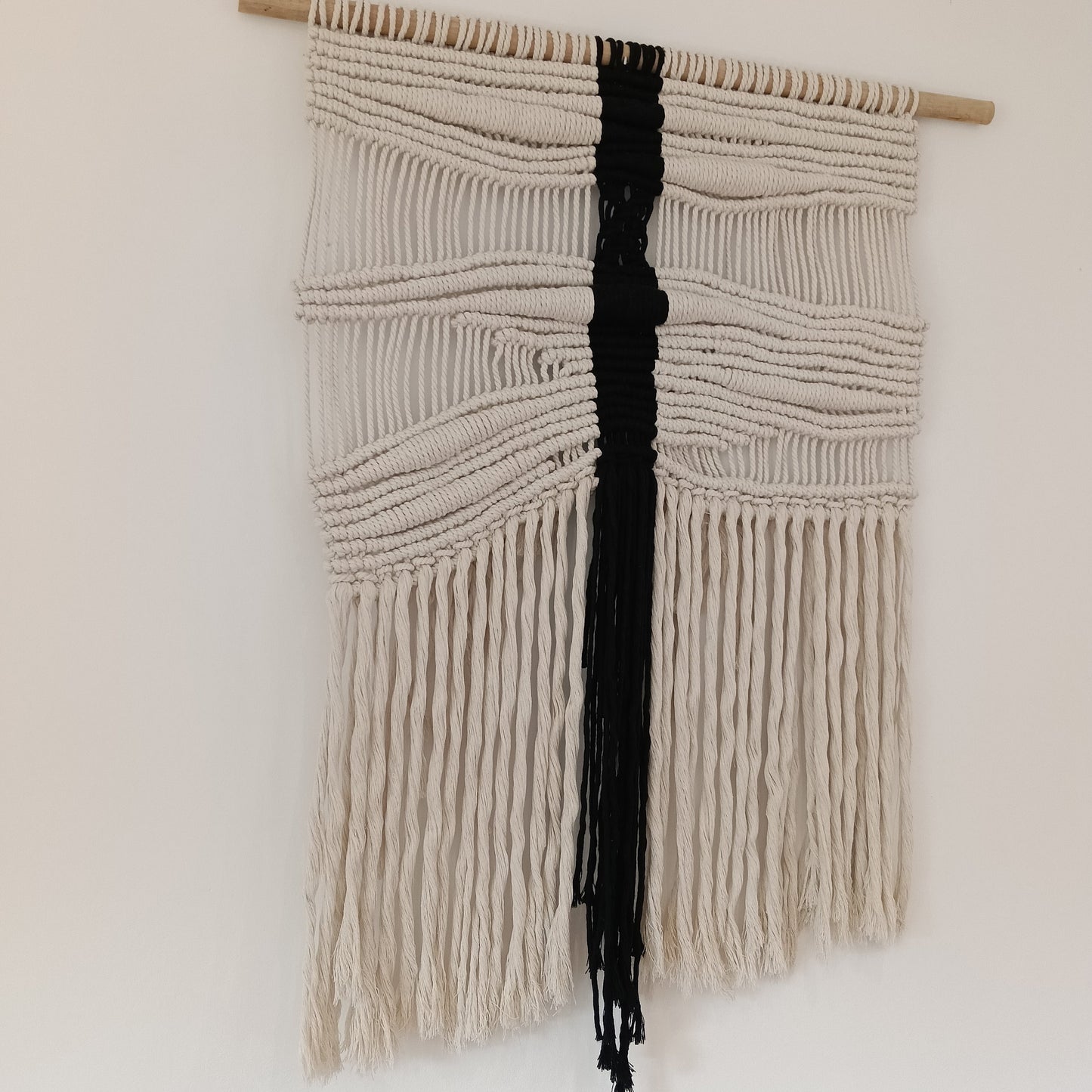 Tapiz 124 - Fractura Serena -Tapiz de macramé beige y negro | Decoración de pared boho moderna | Hecho a mano en algodón natural