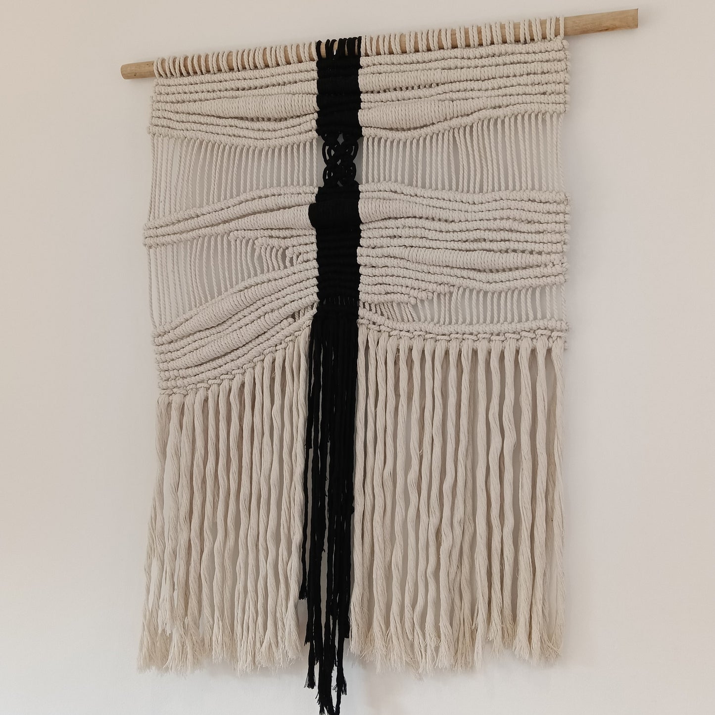 Tapiz 124 - Fractura Serena -Tapiz de macramé beige y negro | Decoración de pared boho moderna | Hecho a mano en algodón natural