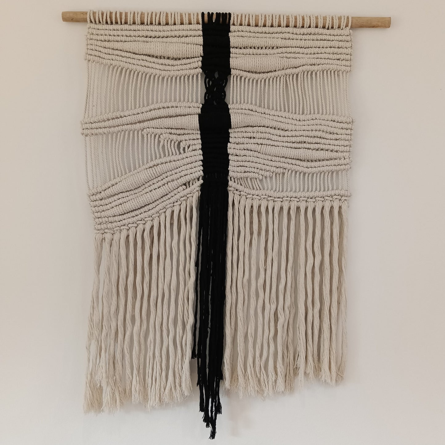 Tapiz 124 - Fractura Serena -Tapiz de macramé beige y negro | Decoración de pared boho moderna | Hecho a mano en algodón natural