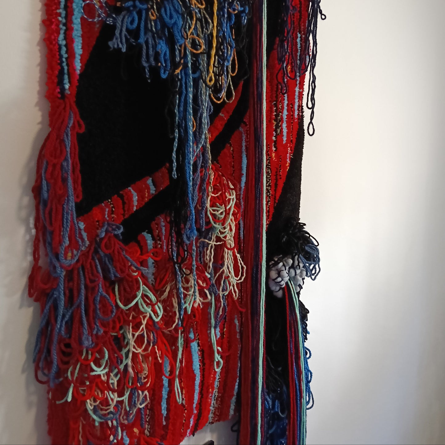 Tapiz 127 Eclipse Carmesí – Arte Textil Contemporáneo en Relieve - Abstracto