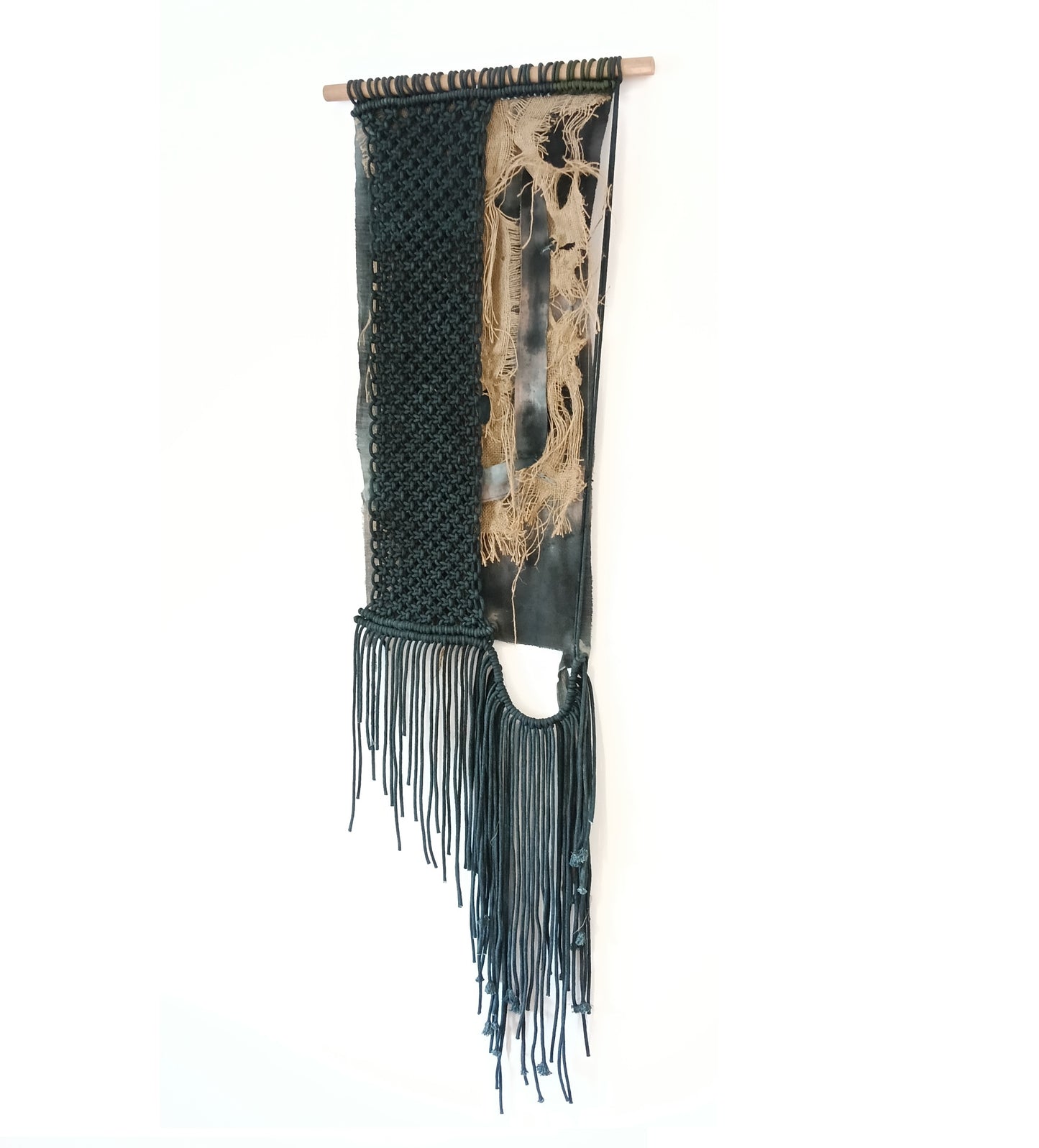Tapiz 119 ~ La Cicatriz de la Memoria. Tapiz de macramé negro y crudo | Decoración de pared boho | Arte textil hecho a mano