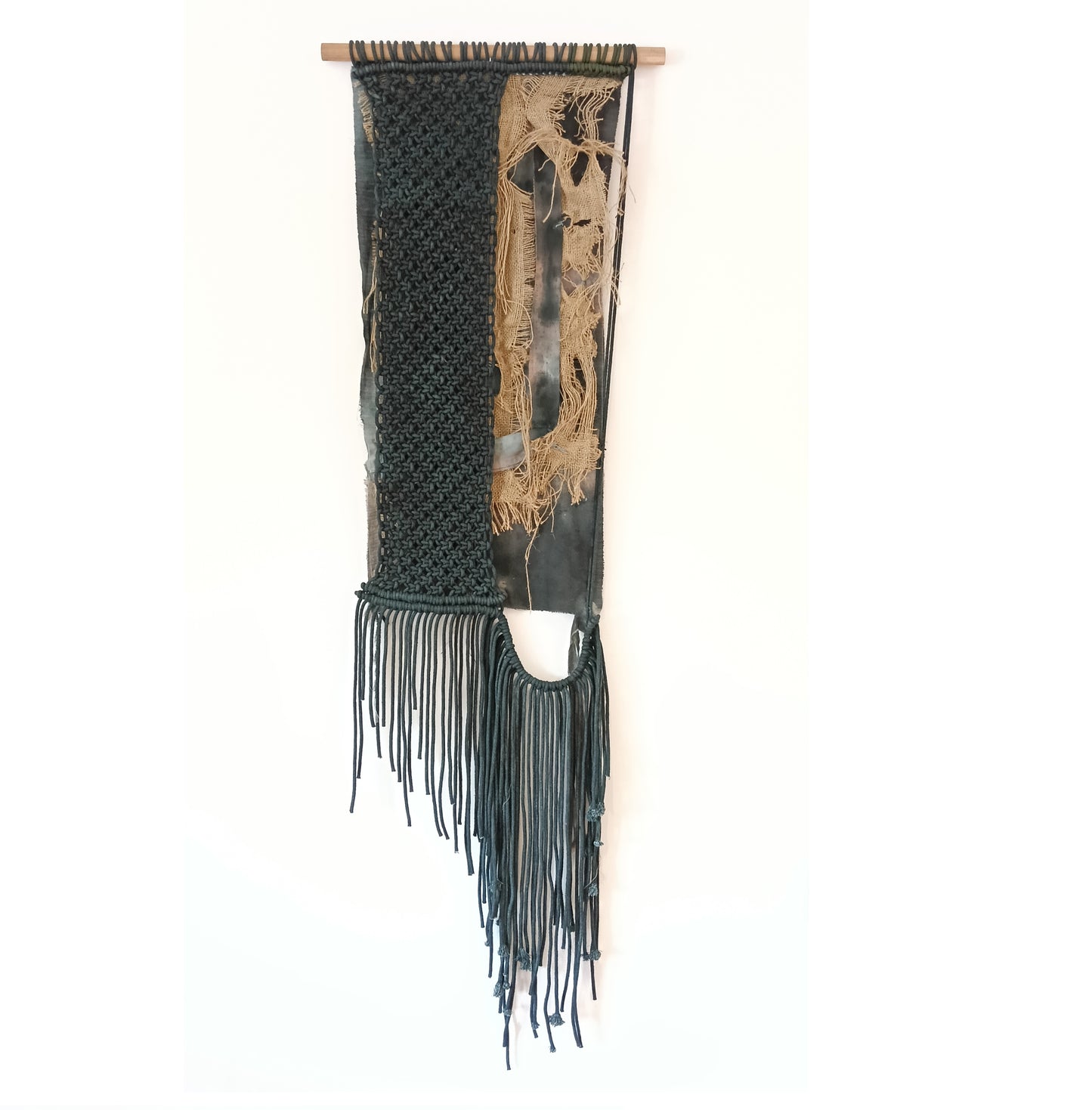 Tapiz 119 ~ La Cicatriz de la Memoria. Tapiz de macramé negro y crudo | Decoración de pared boho | Arte textil hecho a mano