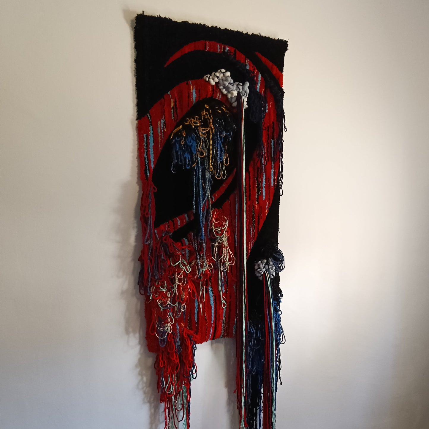 Tapiz 127 Eclipse Carmesí – Arte Textil Contemporáneo en Relieve - Abstracto