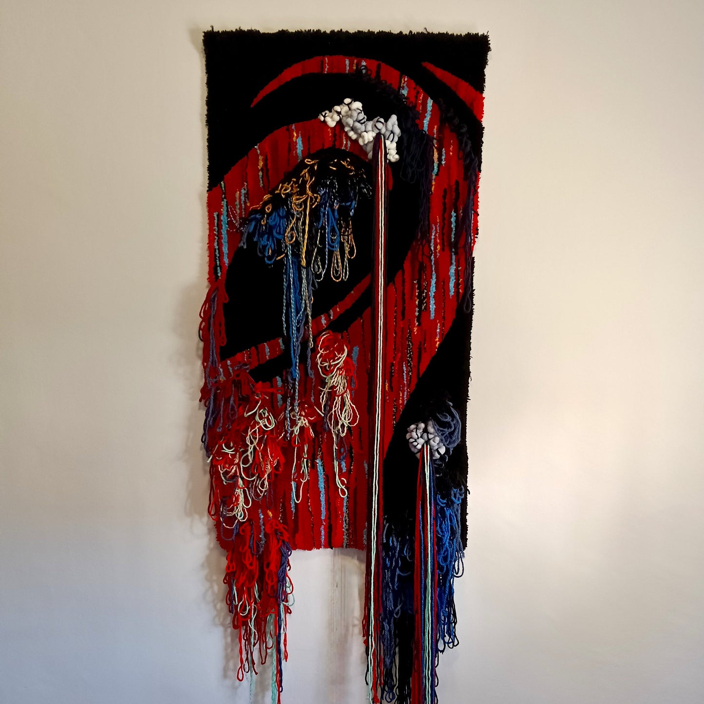 Tapiz 127 Eclipse Carmesí – Arte Textil Contemporáneo en Relieve - Abstracto