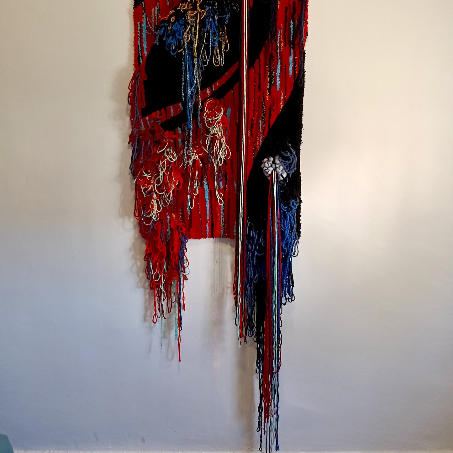 Tapiz 127 Eclipse Carmesí – Arte Textil Contemporáneo en Relieve - Abstracto