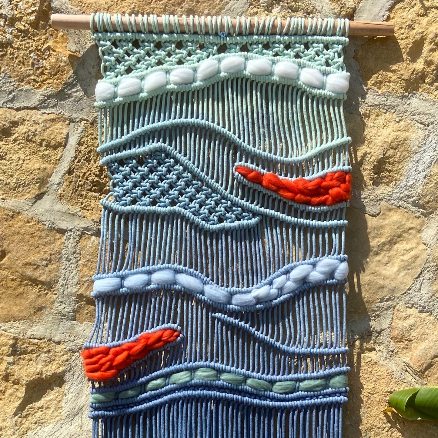 Tapiz 117 - El Murmullo del Mar Rojo - Tapiz de macramé azul con olas y acentos rojos – decoración de pared artesanal inspirada en el mar