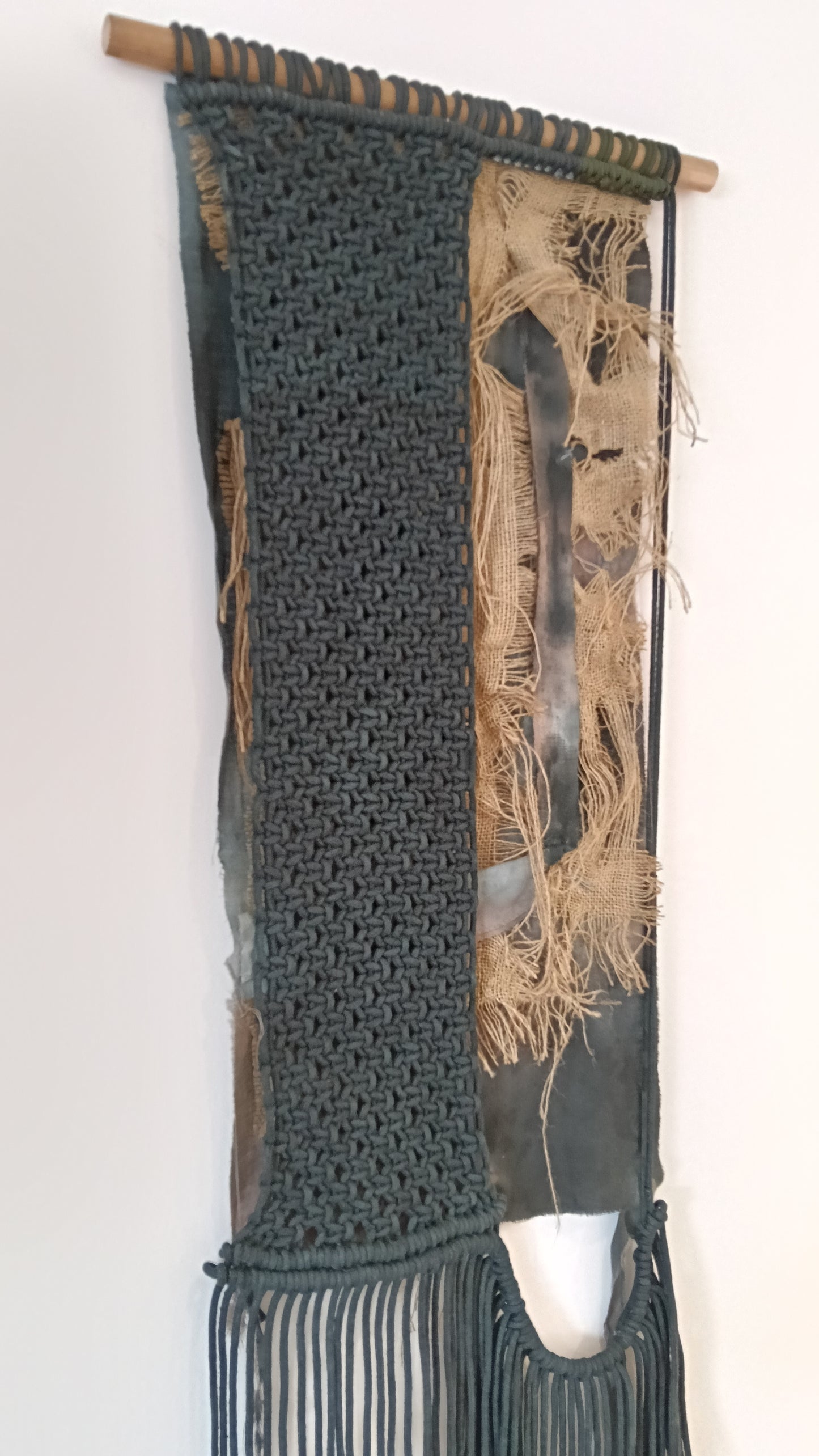 Tapiz 119 ~ La Cicatriz de la Memoria. Tapiz de macramé negro y crudo | Decoración de pared boho | Arte textil hecho a mano