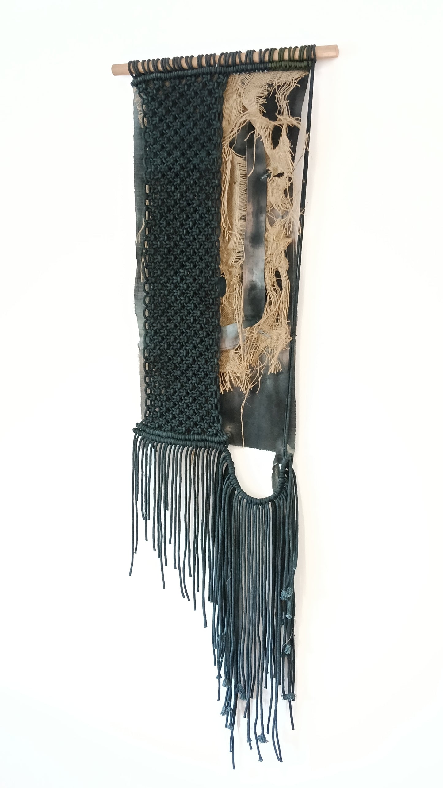 Tapiz 119 ~ La Cicatriz de la Memoria. Tapiz de macramé negro y crudo | Decoración de pared boho | Arte textil hecho a mano
