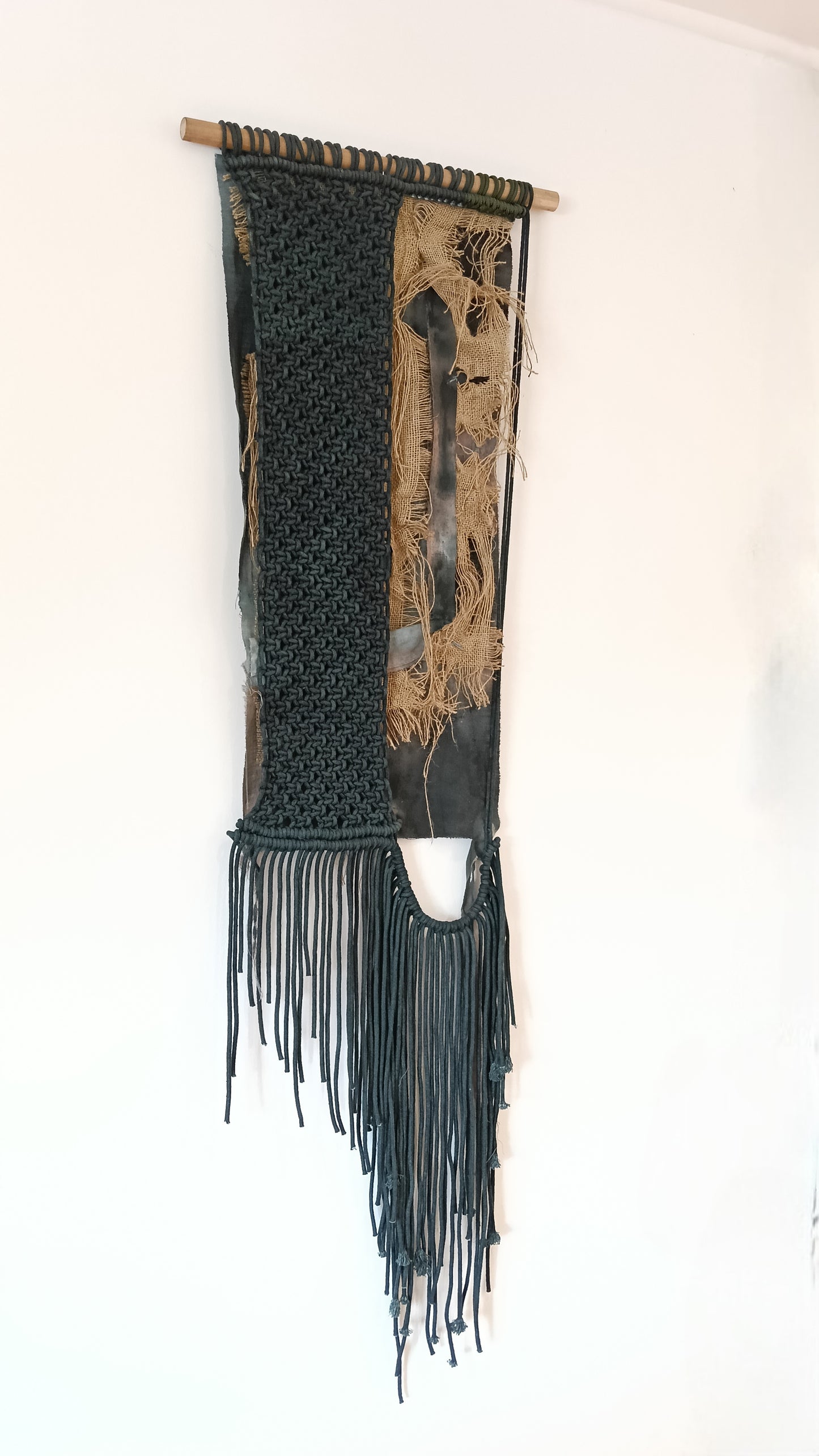 Tapiz 119 ~ La Cicatriz de la Memoria. Tapiz de macramé negro y crudo | Decoración de pared boho | Arte textil hecho a mano
