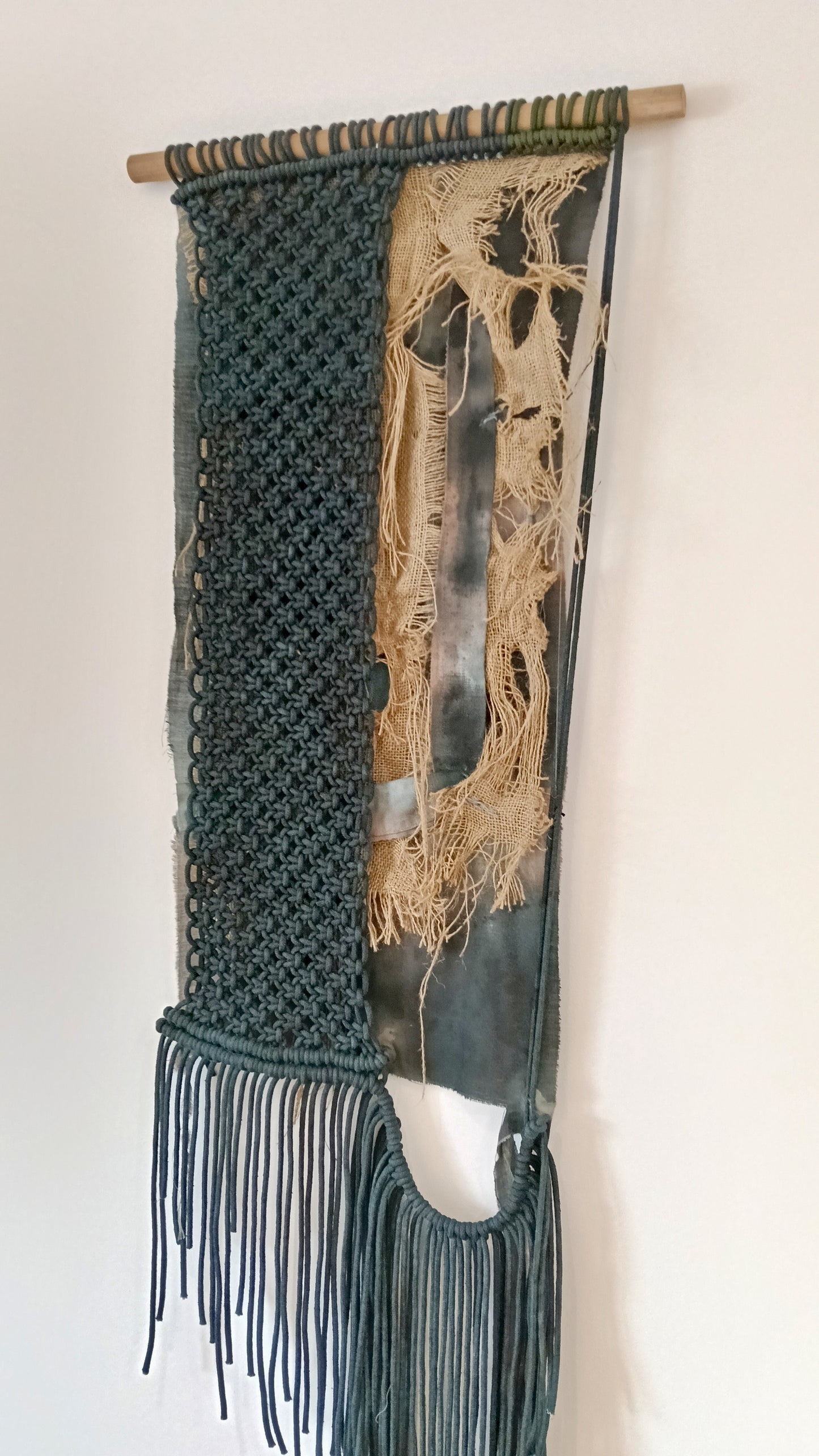 Tapiz 119 ~ La Cicatriz de la Memoria. Tapiz de macramé negro y crudo | Decoración de pared boho | Arte textil hecho a mano