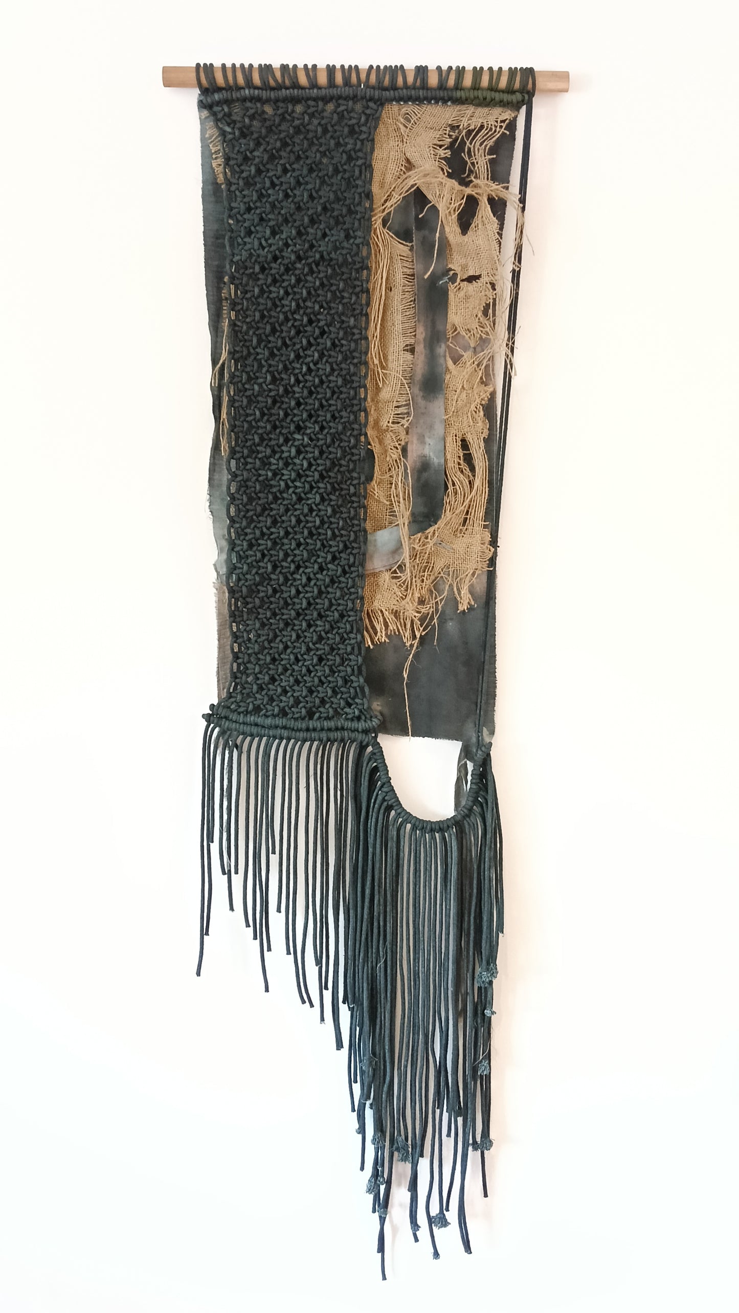 Tapiz 119 ~ La Cicatriz de la Memoria. Tapiz de macramé negro y crudo | Decoración de pared boho | Arte textil hecho a mano