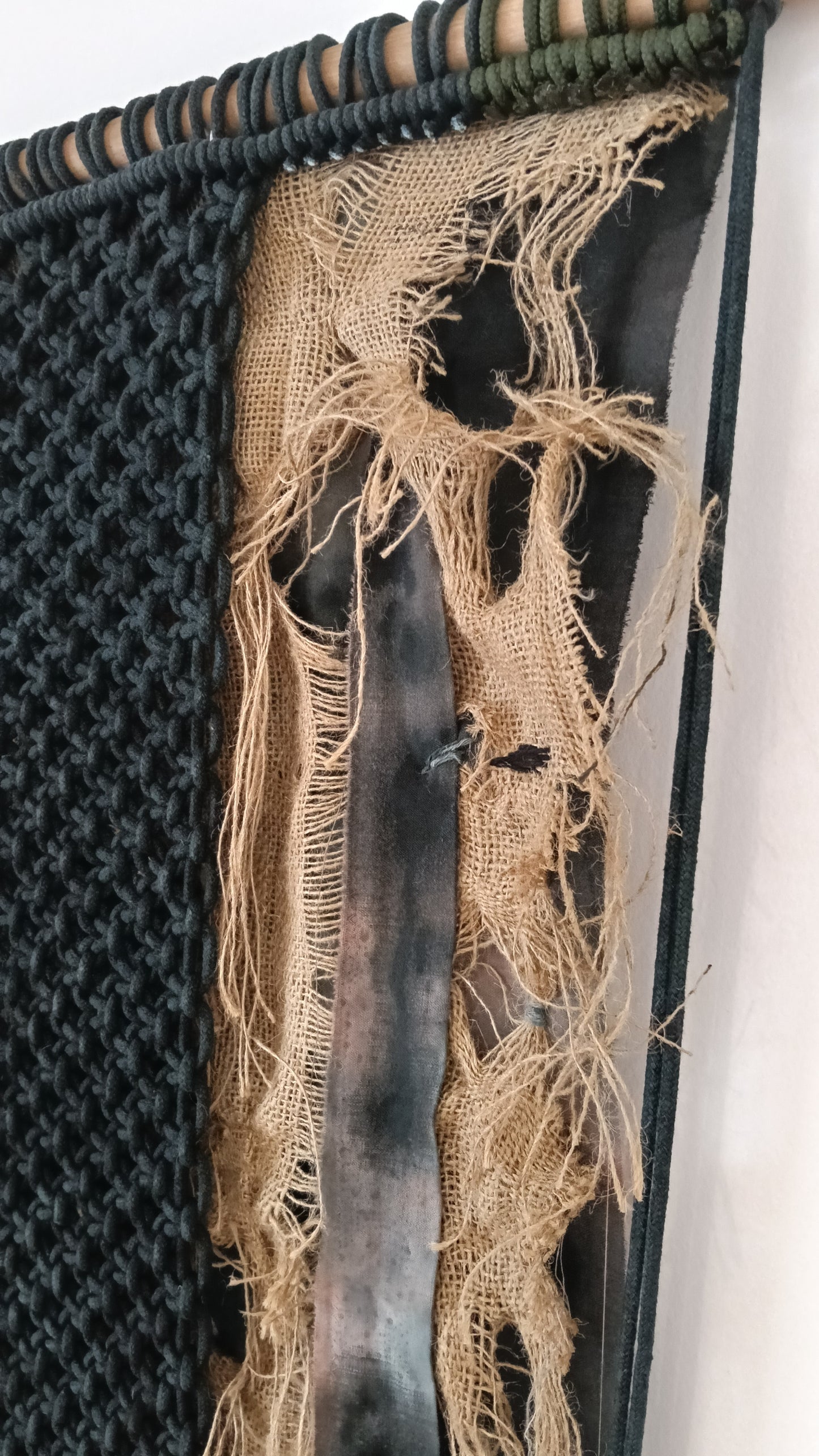 Tapiz 119 ~ La Cicatriz de la Memoria. Tapiz de macramé negro y crudo | Decoración de pared boho | Arte textil hecho a mano