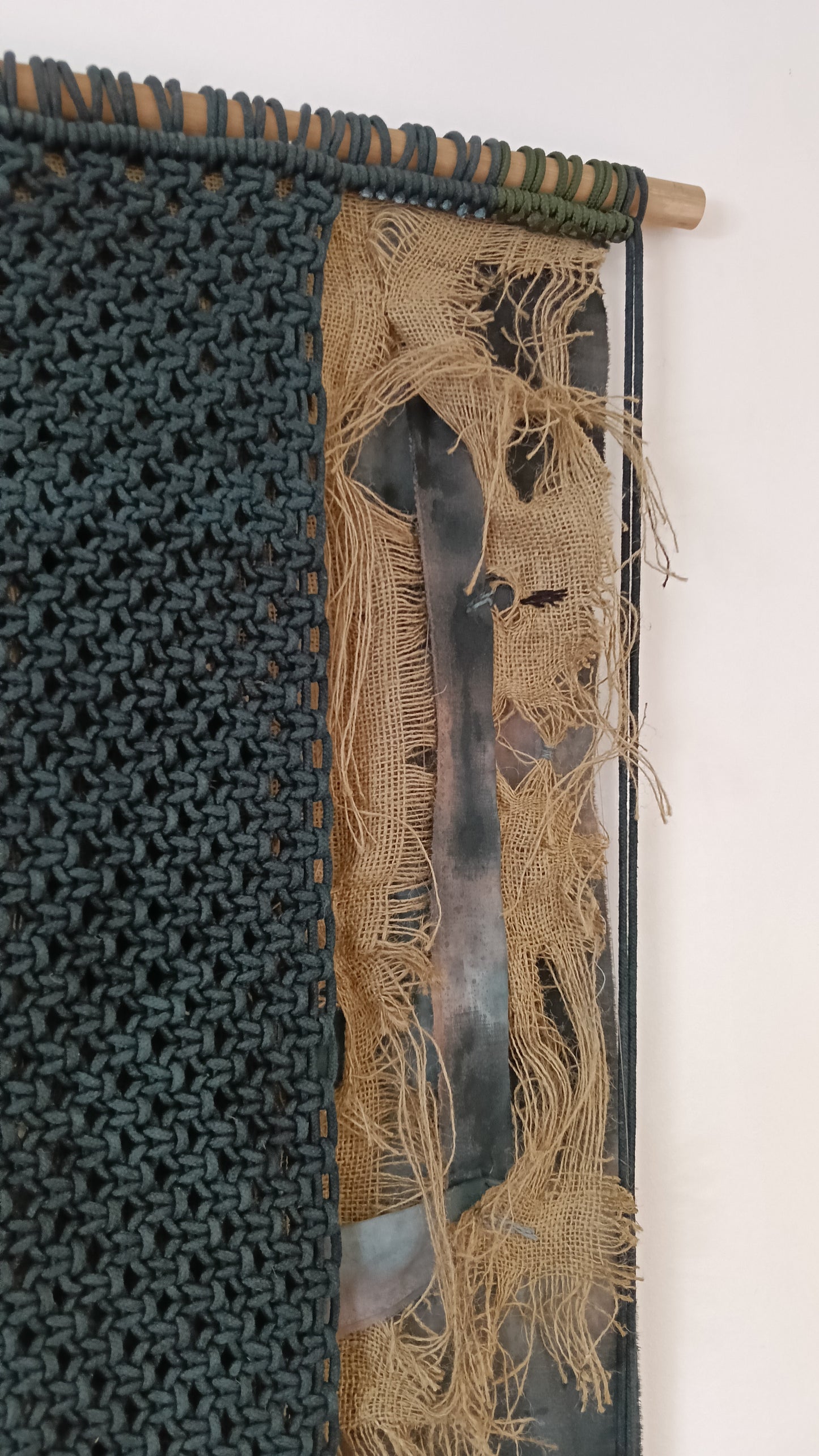 Tapiz 119 ~ La Cicatriz de la Memoria. Tapiz de macramé negro y crudo | Decoración de pared boho | Arte textil hecho a mano
