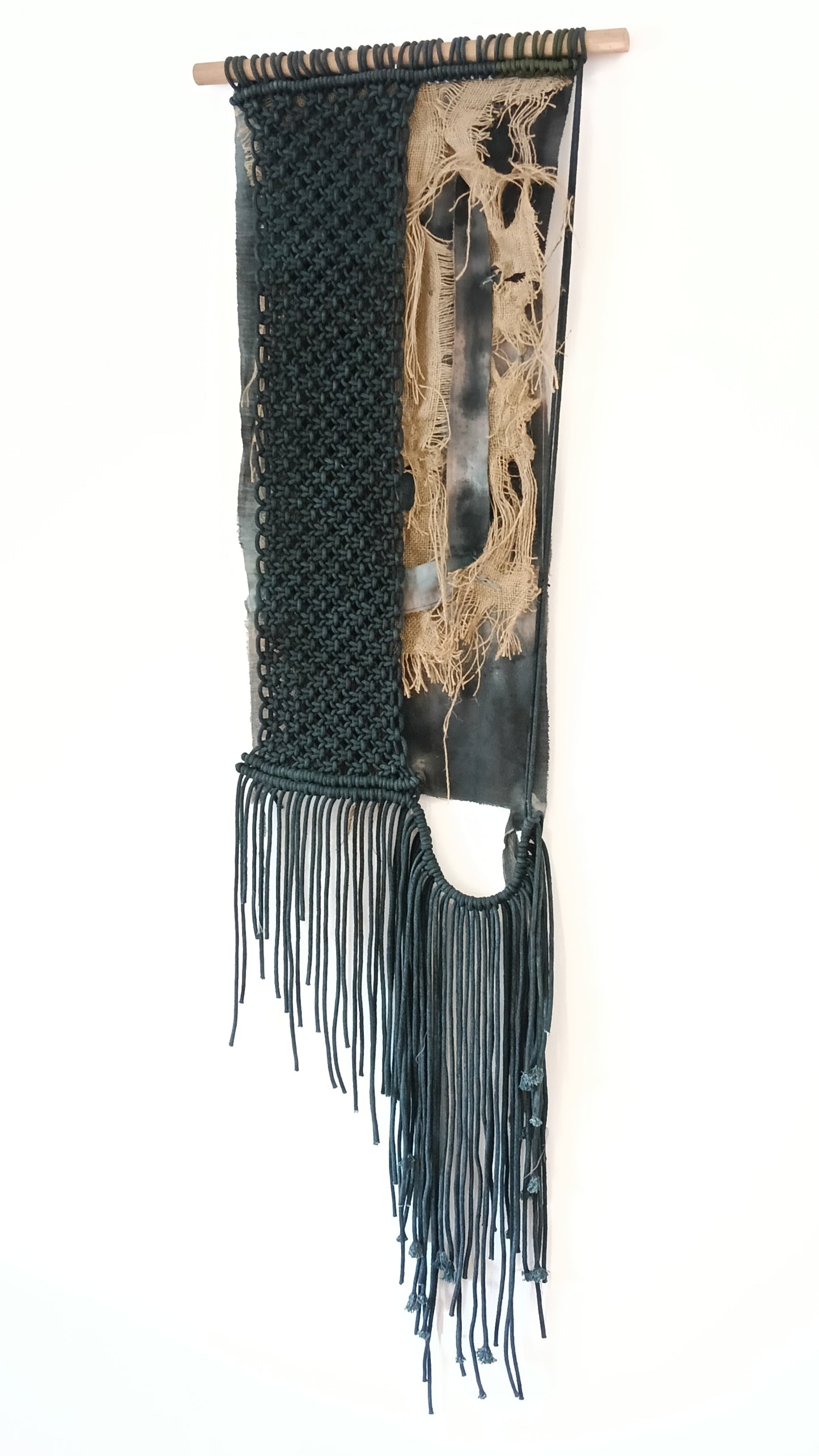 Tapiz 119 ~ La Cicatriz de la Memoria. Tapiz de macramé negro y crudo | Decoración de pared boho | Arte textil hecho a mano