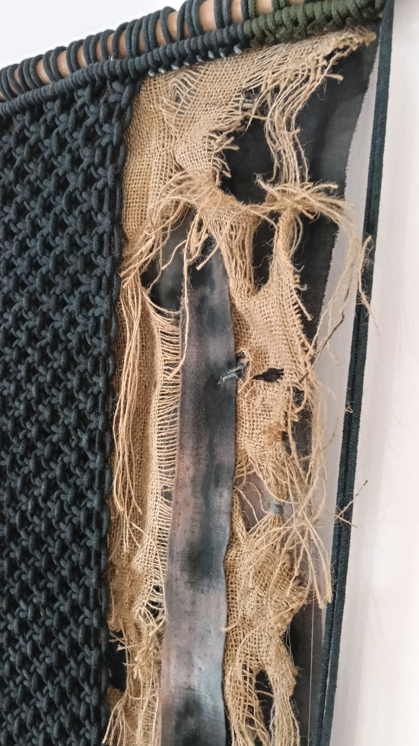 Tapiz 119 ~ La Cicatriz de la Memoria. Tapiz de macramé negro y crudo | Decoración de pared boho | Arte textil hecho a mano